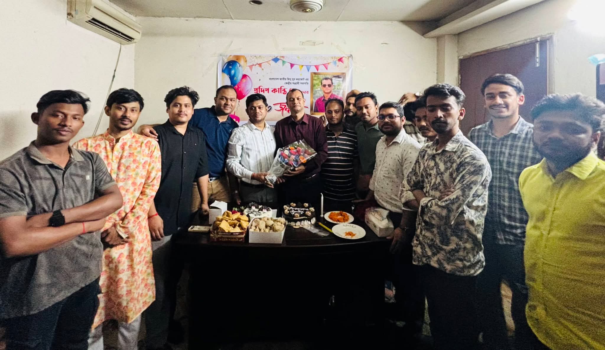 যুব মহাজোটের সভাপতি প্রদিপ কান্তি দে এর জন্মদিন পালন করলো হিন্দু মহাজোট পরিবার।